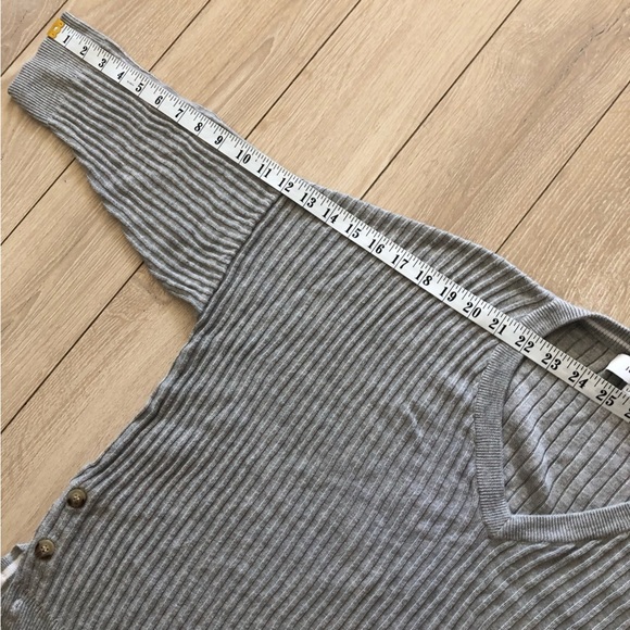 John + Jenn V Neck Ribbed Light Sweater in Grey Size L - Picture 9 of 9